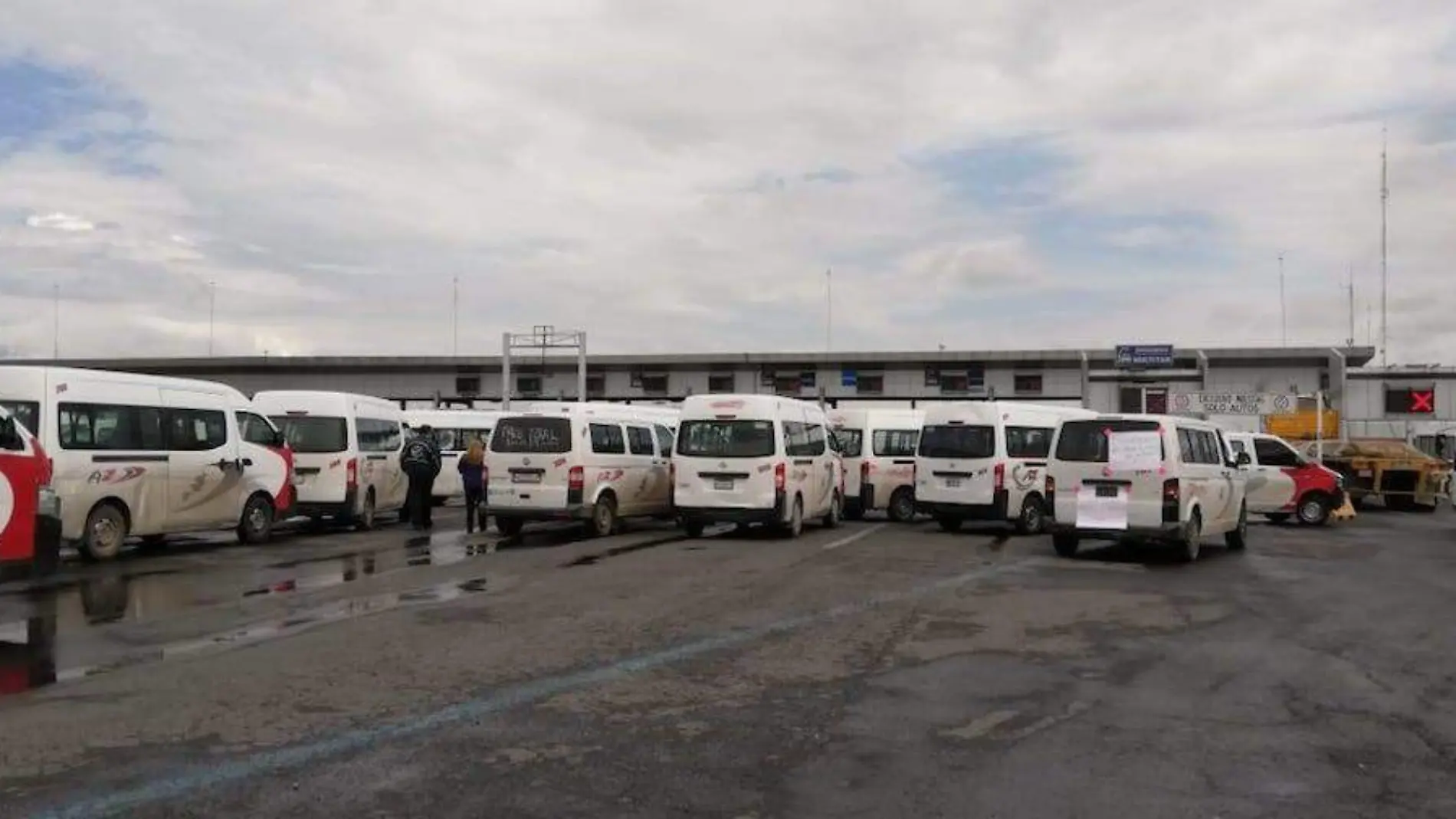 Transportistas bloquean la México-Pachuca por inseguridad en Edomex